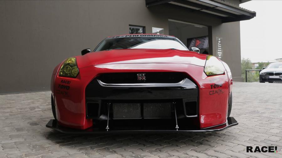  Nissan GT-R by Liberty Walk and RACE! 2017 года  (фото 3 из 8)
